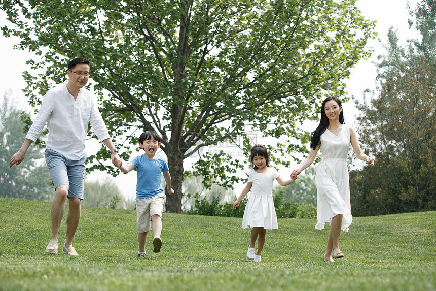 女人放松人快乐家庭在草地上奔跑图片