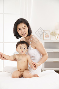 关爱健康生活方式玩耍妈妈和宝宝图片