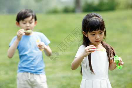 仅儿童愉悦水平构图可爱的男孩女孩在户外玩耍图片