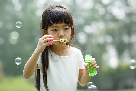 嬉戏的白昼公园可爱的小女孩在户外玩耍图片