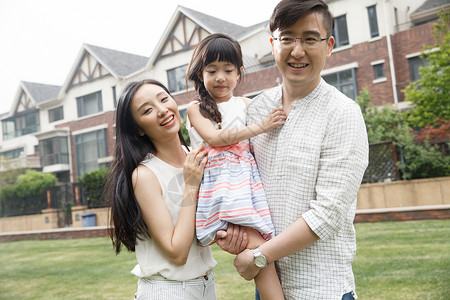 女儿男人相伴幸福家庭在户外图片