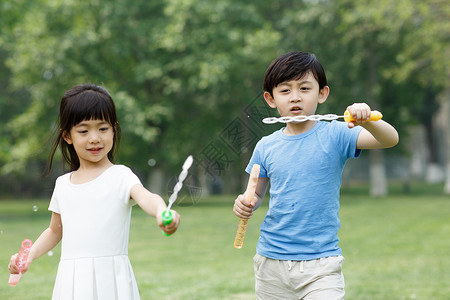 放松自然水平构图可爱的男孩女孩在户外玩耍高清图片