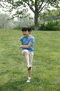 绿色户外活动愉悦可爱的小男孩在户外玩耍图片