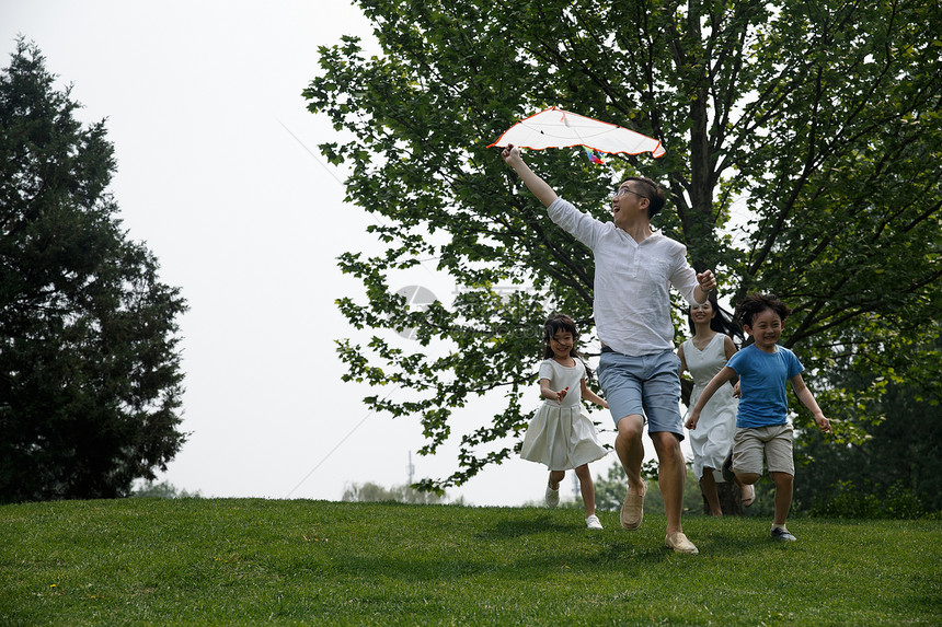两个孩子的家庭公园幸福家庭在户外玩耍图片