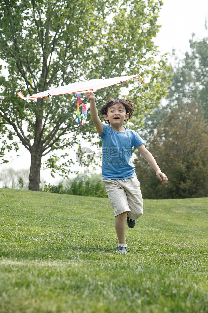 动态动作高兴的5到6岁小男孩放风筝图片