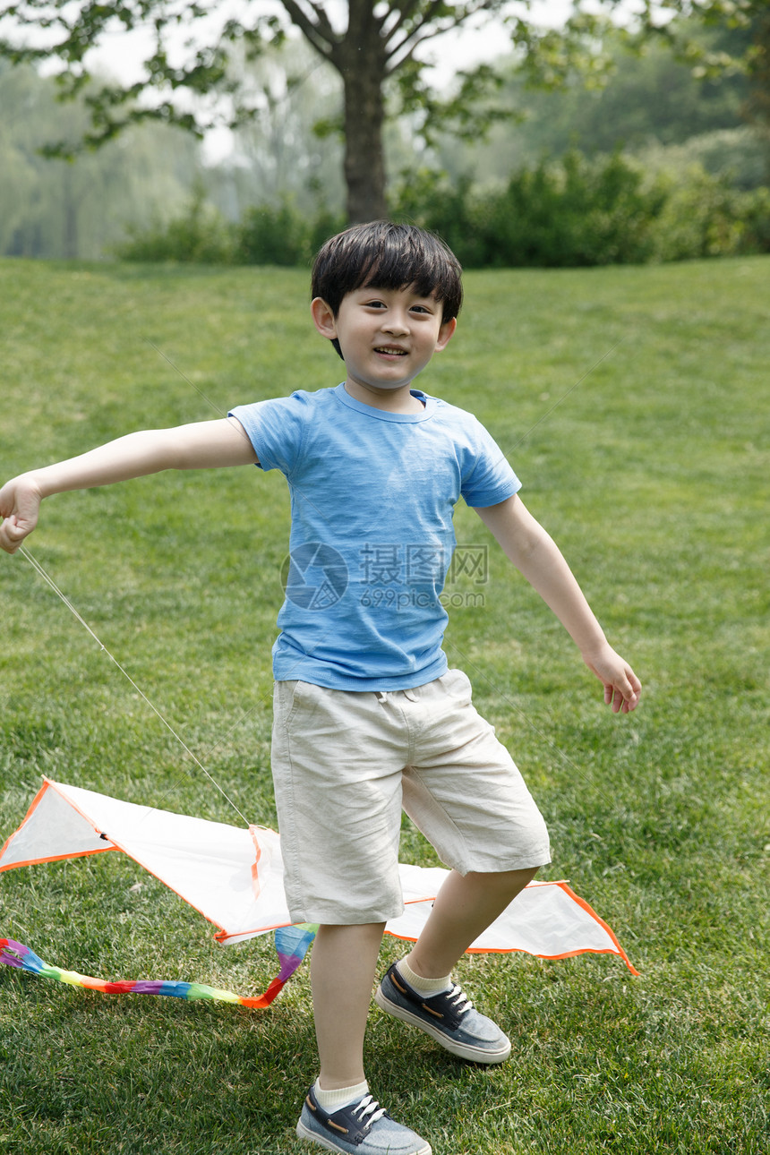 5到6岁白昼动态动作小男孩放风筝图片