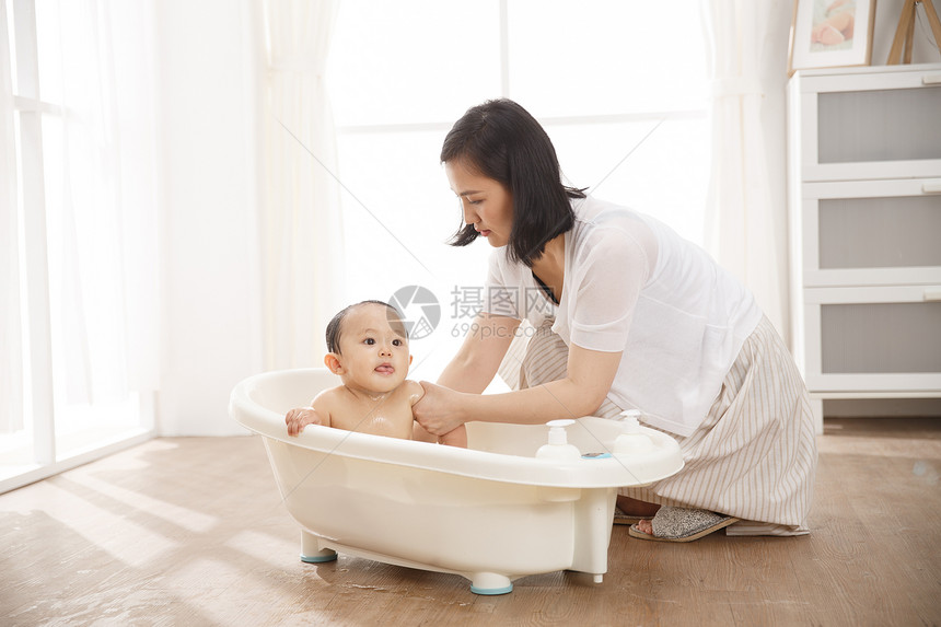 男婴干净亚洲人妈妈给宝宝洗澡图片