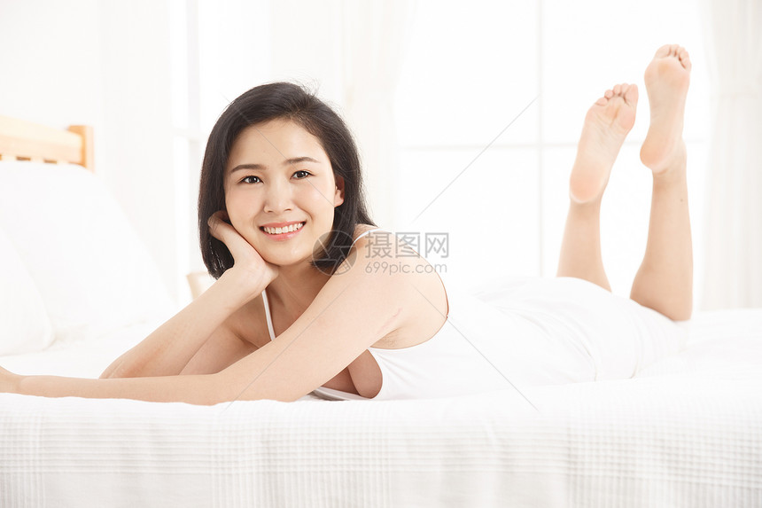 25岁到29岁东亚趴着青年女人在卧室图片