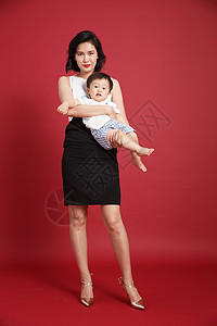 辣妈抱娃素材男婴关爱满意妈妈和宝宝背景