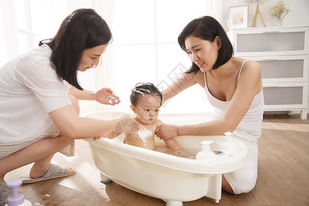儿子卫生独生子家庭妈妈给宝宝洗澡图片
