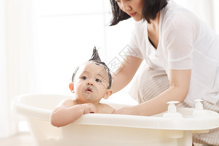 洗澡男孩生长开端愉悦妈妈给宝宝洗澡背景