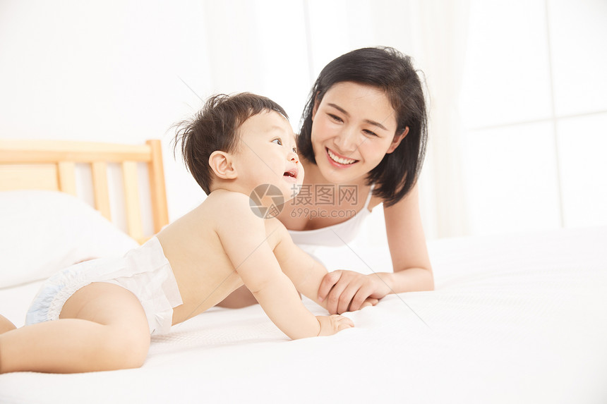 青年女人保护舒服妈妈和宝宝图片