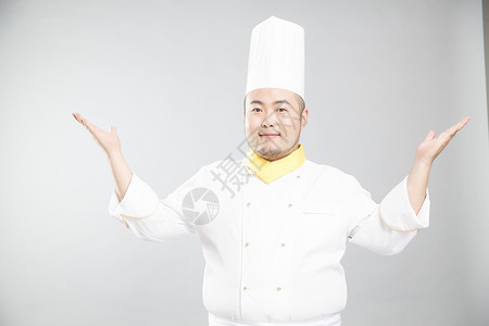 自信的年轻胖厨师高清图片