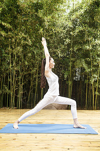 健康瑜伽垫休闲活动青年女人练习瑜伽图片