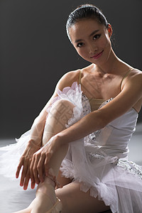 芭蕾舞短裙亚洲人鞋子技能青年女人整理芭蕾舞鞋背景