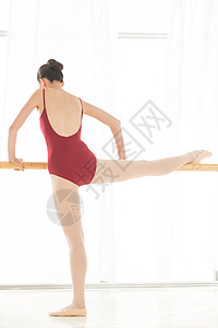 成年人活力20到24岁芭蕾舞者在舞蹈教室训练高清图片