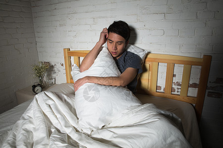 睡眠问题床仅一个人仅一个男人青年男人失眠背景