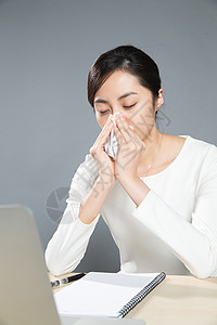 麻烦难过生病擤鼻子仅一个女人疲劳的女白领背景