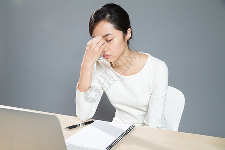 头部受伤头部仅一个人不舒服的疲劳的女白领背景