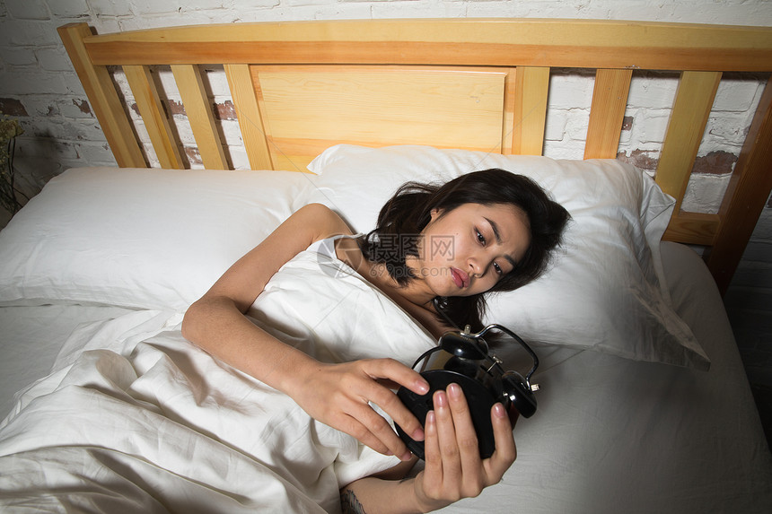 20到24岁躺着水平构图青年女人躺在床上失眠图片