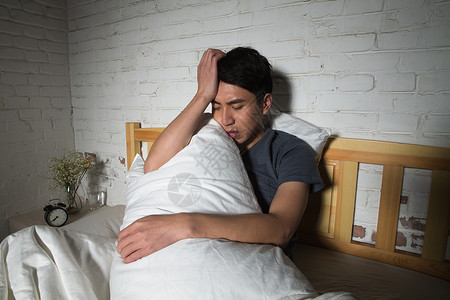 睡眠问题烦躁卧室夜晚青年男人失眠背景