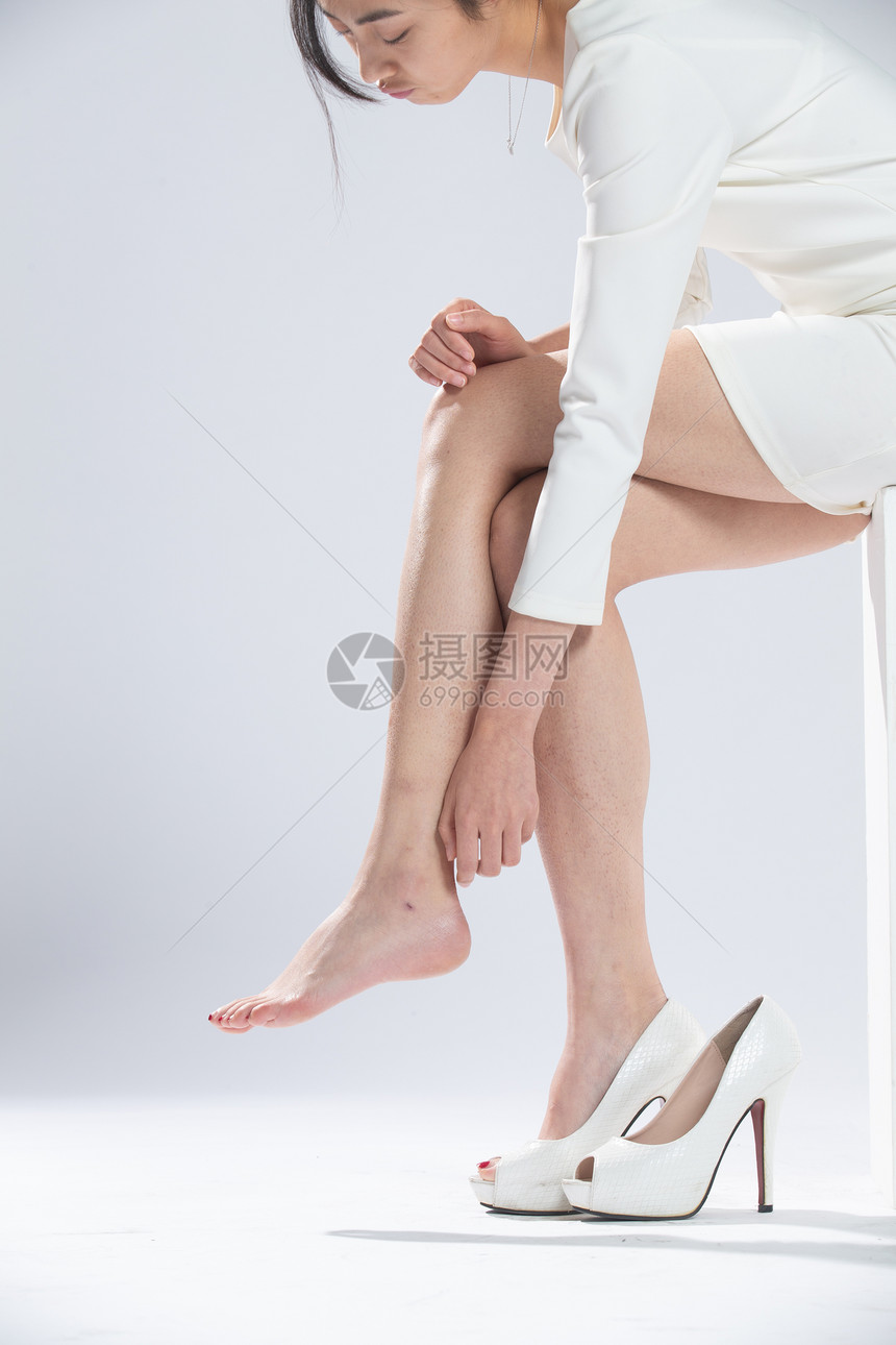 不舒服的户内白领青年女人脚部特写图片