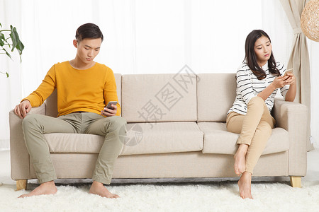 赤脚网络沙发青年情侣看手机图片