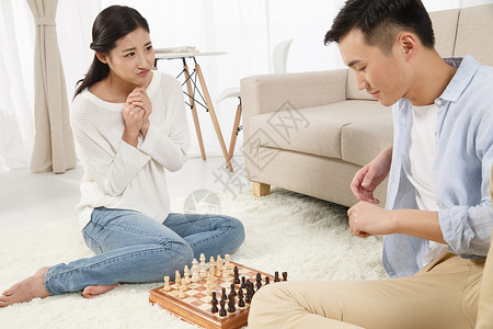 休闲生活异恋亚洲人青年情侣下象棋图片