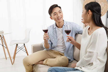 亚洲人沙发彩色图片青年情侣喝红酒图片