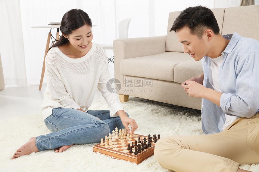 东亚看幸福青年情侣下象棋图片