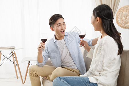 深情的相伴幸福青年情侣喝红酒图片