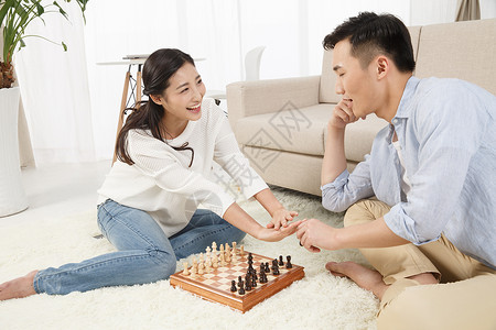 地毯水平构图青年夫妇青年情侣下象棋图片