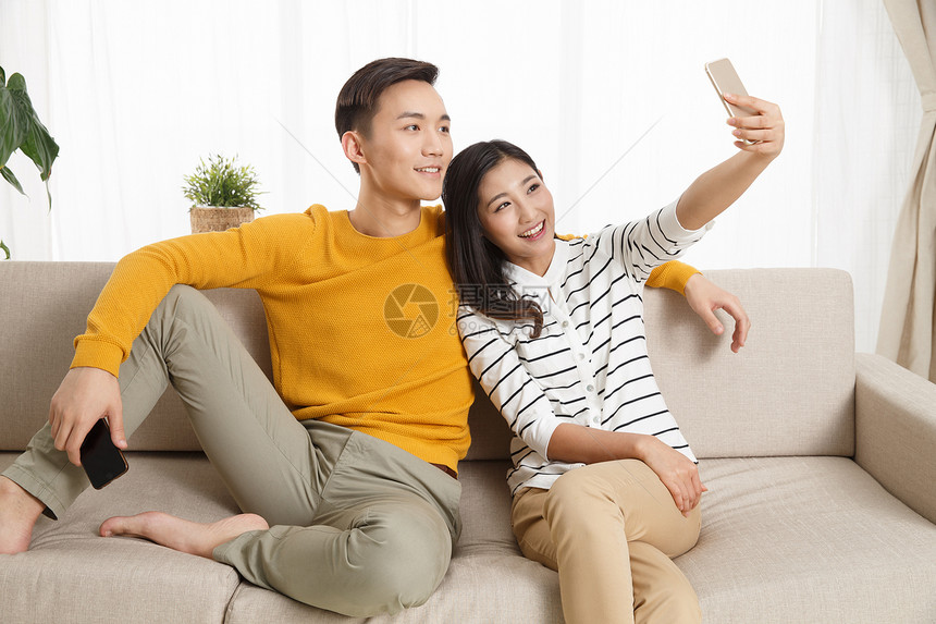 20到24岁家庭生活爱青年情侣用手机自拍图片