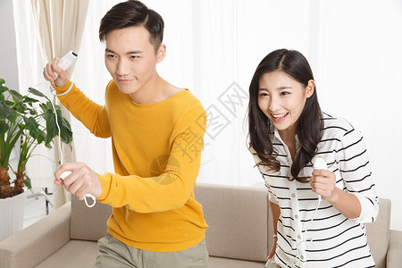 青年伴侣20到24岁亚洲人青年情侣玩游戏图片
