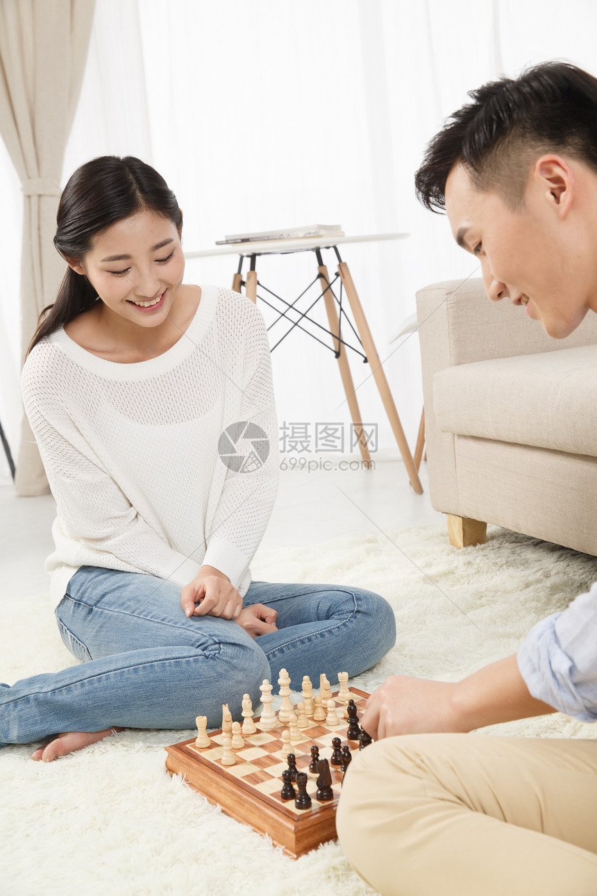 对弈亚洲人爱青年情侣下象棋图片