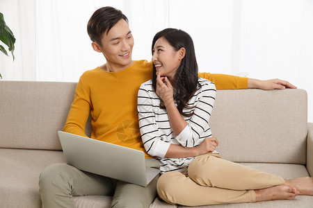 亚洲仅成年人家庭生活浪漫情侣看电脑图片