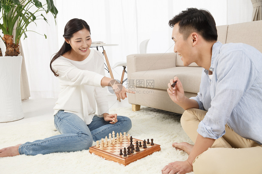 健康的面对面夫妇青年情侣下象棋图片