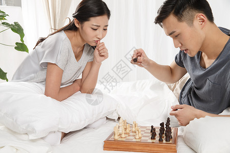女人卧室两个人青年情侣下象棋图片