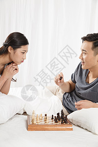 休闲游戏快乐青年人青年情侣下象棋图片