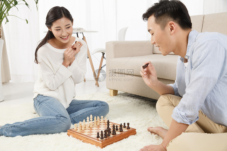 青年人享乐客厅青年情侣下象棋图片