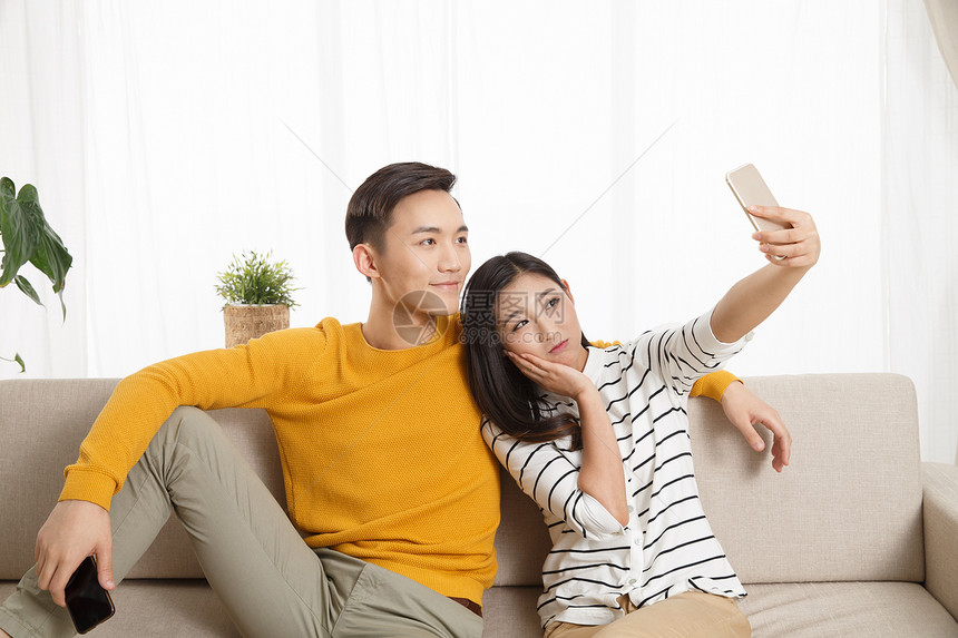 亚洲人水平构图成年人青年情侣用手机自拍图片