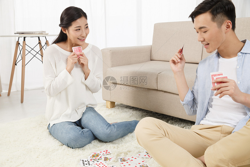 两个人休闲装乐趣青年情侣玩扑克牌图片