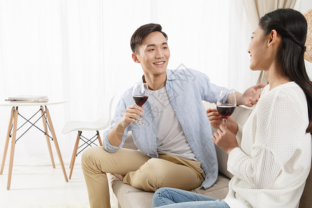 香醇红葡萄酒酿制图片彩色图片女朋友水平构图青年情侣喝红酒背景