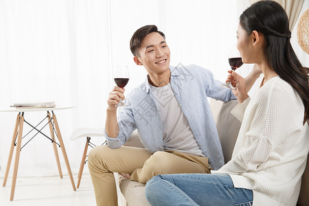 酒杯25岁到29岁浪漫青年情侣喝红酒图片