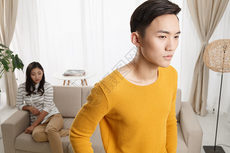 青年夫妇住宅房间生气的不高兴的青年情侣图片