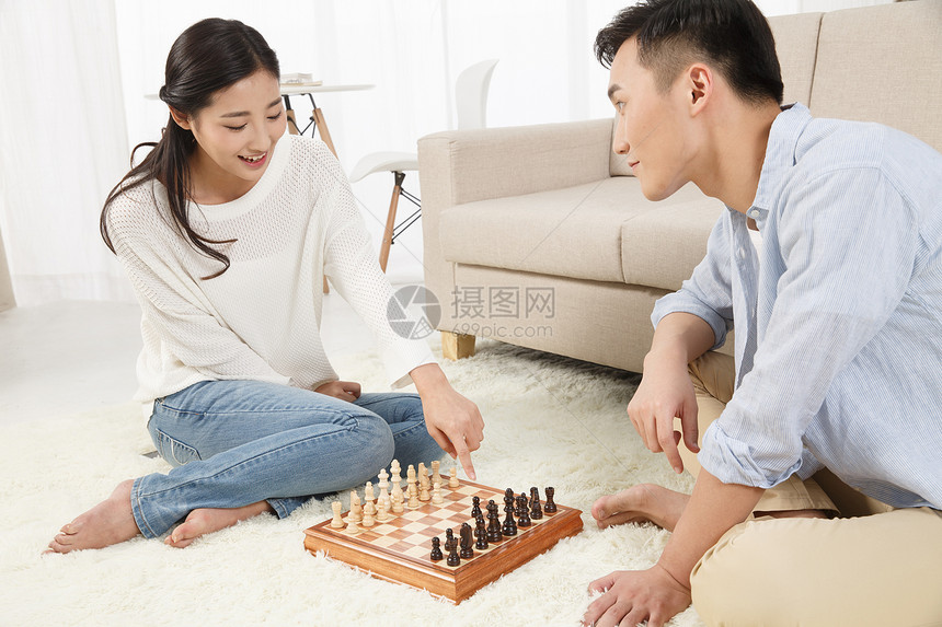 国际象棋亚洲人休闲活动青年情侣下象棋图片