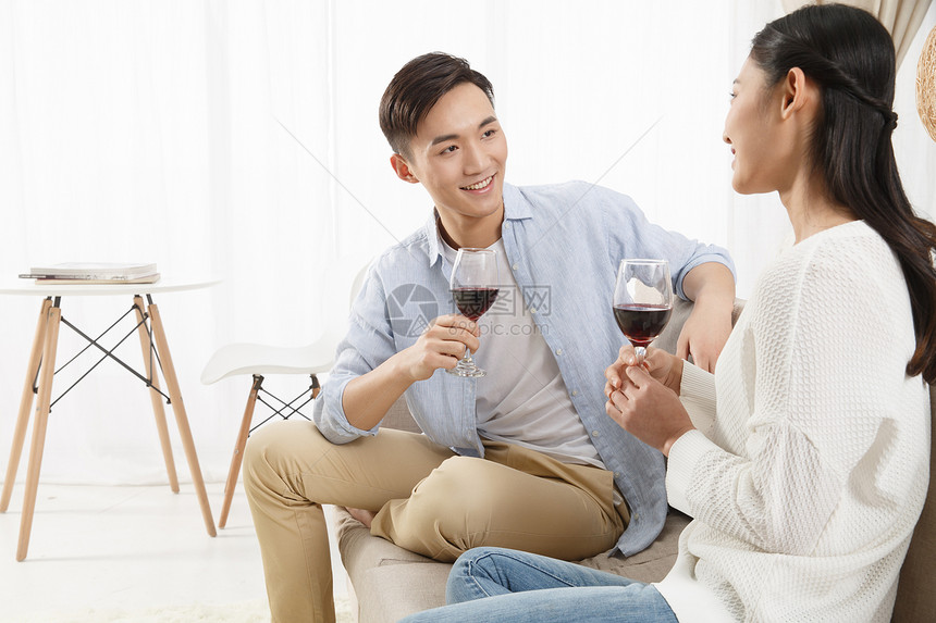 男人女人浪漫青年情侣喝红酒图片