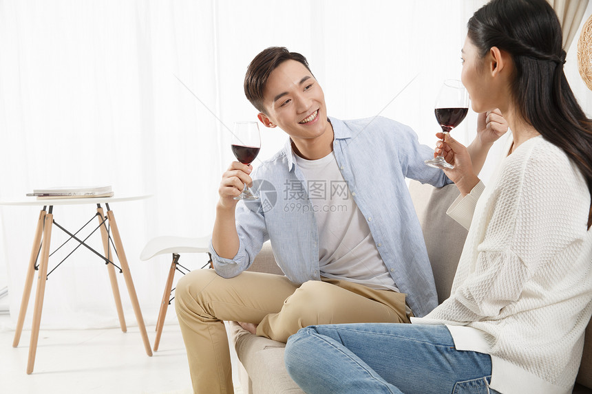 女人红葡萄酒放松青年情侣喝红酒图片