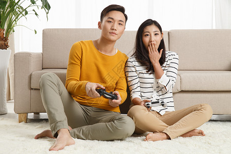 青年人女朋友男人青年情侣坐着沙发上玩游戏图片