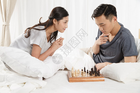 人20到24岁游戏青年情侣下象棋图片